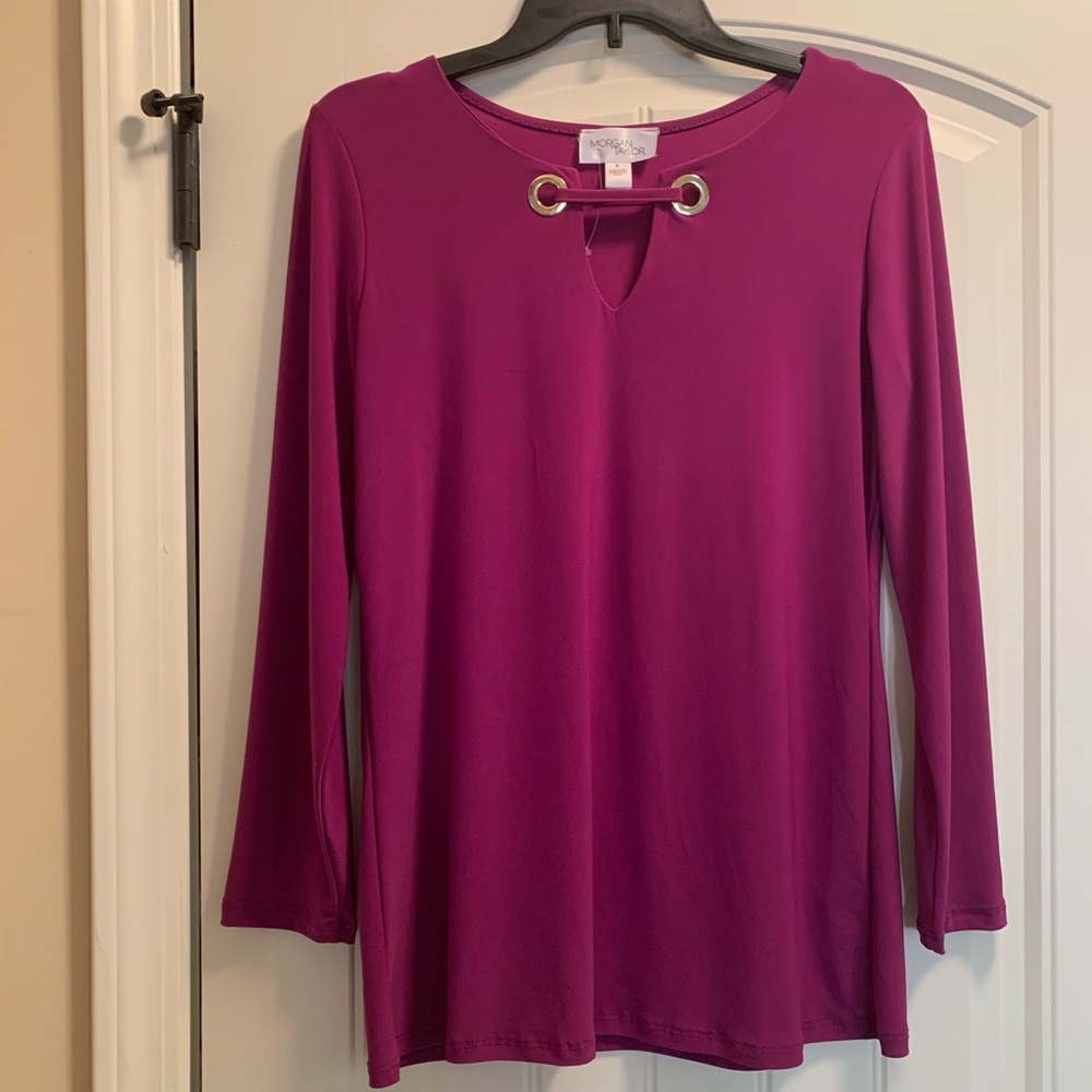 Morgan Taylor’s long sleeves keyhole sports blouse.